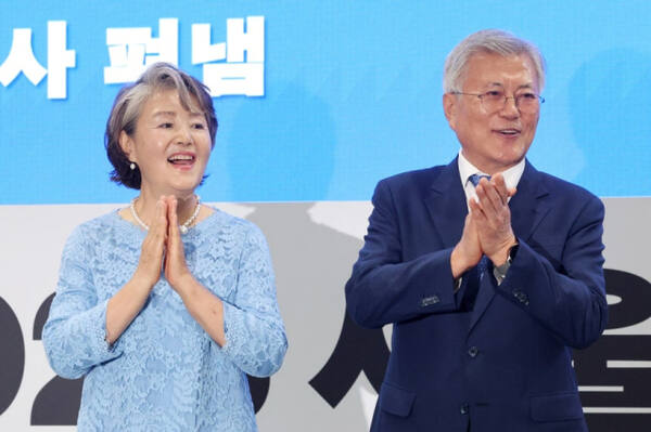 문재인 전 대통령과 김정숙 여사가 지난 18일 서울 강남구 코엑스에서 열린 2025 서울국제도서전의 ‘2025 한국에서 가장 좋은 책 시상식’에 참석했다. 연합뉴스