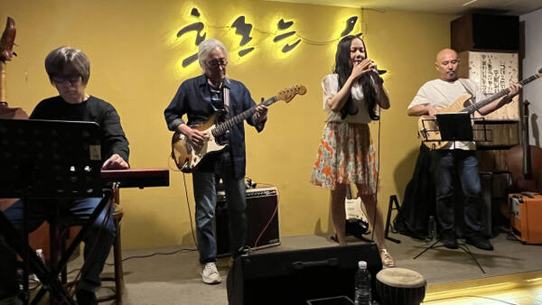 20일 인천 중구 흐르는 물에서 열린 인천펜타포트 라이브 클럽에서 제니스가 밴드 연주에 맞춰 노래하고 있다. 노재영기자