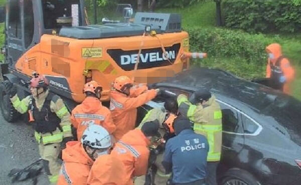 승용차가 주차된 굴착기를 들이받는 사고가 났다. 사진은 사고 현장. 인천소방본부제