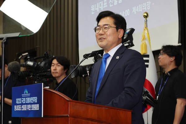 지난 13일 더불어민주당 박찬대 의원이 국회에서 열린 원내대표 선출 의원총회에서 인사말을 하고 있다. 연합뉴스