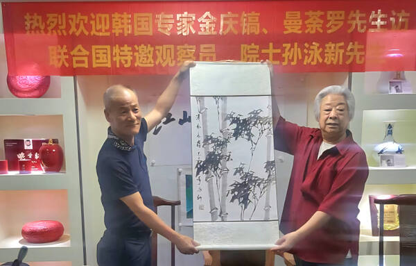 손영신 원사(사진 오른쪽)가 사군자 중 대나무 작품을 김경호 세계명인(사진 왼쪽)에게 전달하고 있다. 김경호 명인 제공