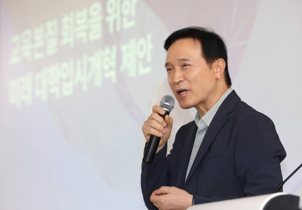 임태희 교육감이 21일 경북대에서 열린 ‘2025 한국국제바칼로레아(IB) 교육학회 춘계학술대회’에서 기조 강연을 하고 있다. 경기도교육청 제공