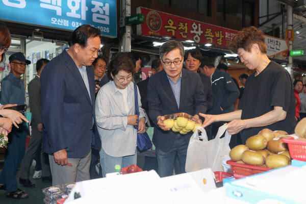 개막식을 마친후 김동연 지사가 이권재 시장의 안내로 오색시장을 둘러보고 있다. 오산시 제공