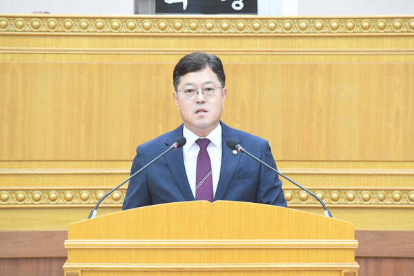 김현수 시의원이 대표발의한 ‘외국인근로자 주거안정을 위한 농지법 시행규칙 개정 촉구 건의안’에 대해 제안설명을 하고 있다. 양주시의회 제공