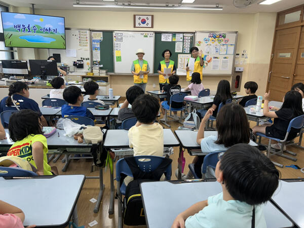 의왕시 사랑채노인복지관이 초등학생과 어르신이 소통하는 세대통합 프로그램 ‘우리마을 할머니 이야기’를 진행하고 있다. 의왕시사랑채노인복지관 제공