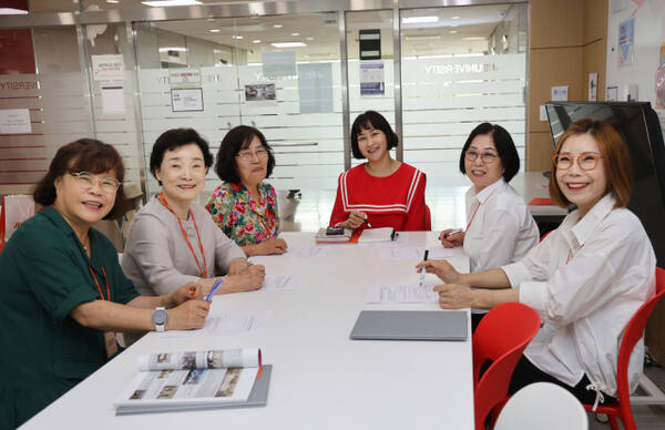 성인학습자 대학생활을 지원하는 '시니어 디지털 튜터’들이 임명식을 마치고 기념촬영을 하고 있다. 재능대 제공