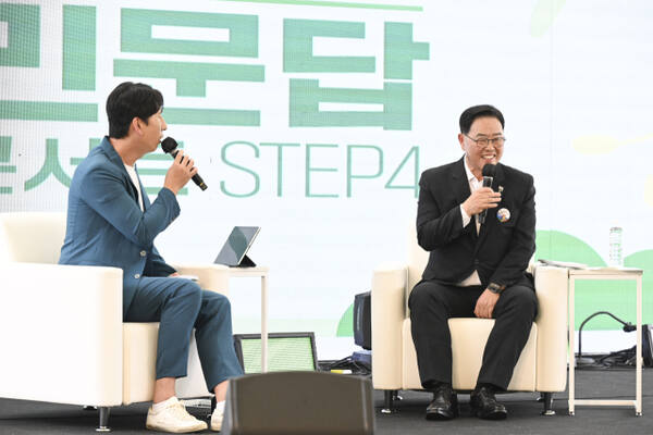 강수현 양주시장이 양주시 남면 신산시장에서 열린 시민문(聞)답(答) 토크콘서트 STEP4에서 양상국 홍보대사 가 일은 시민들의 질문에 답변하고 있다. 양주시 제공