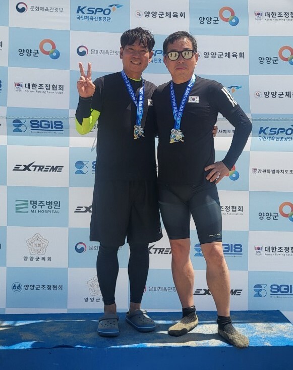 남자 더블서 우승을 차지한 임희재(왼쪽)와 김삼기.수원조정클럽 제공