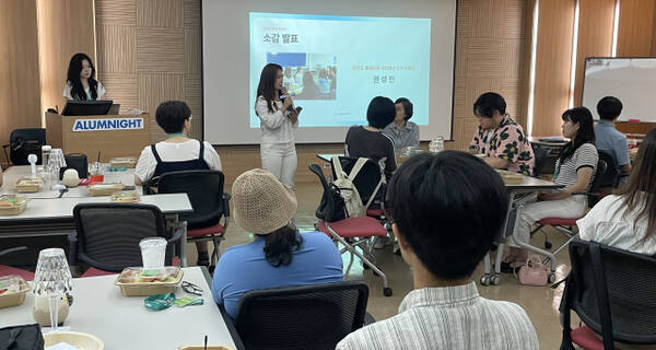 지난 21일 경기도여성비전센터 나혜석홀에서 열린 ‘사회서비스 공급주체 다변화사업–마인드 포레스트’ 수료생 정담회에 안혜영 경기도사회서비스원 원장이 참석한 가운데 수료생이 소감 발표를 하고 있다. 경기도사회서비스원 제공