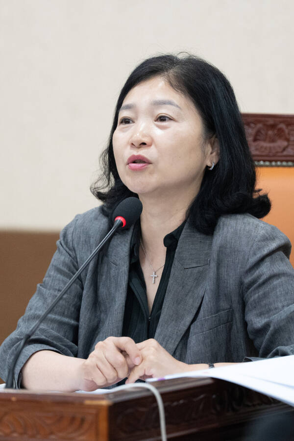 유경희 시의회 문화복지위원장(더불어민주당·부평2)이 최근 열린 인천시의회 문화복지위원회 회의에서 인천시 의료․요양 등 지역 돌봄의 통합지원에 관한 조례안에 대한 제안 설명을 하고 있다. 시의회 제공