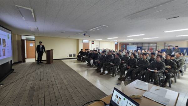 연천군자살예방센터에서 군부대를 대상으로 고의적 자해 예방 교육을 실시하고 있다. 연천군자살예방센터 제공
