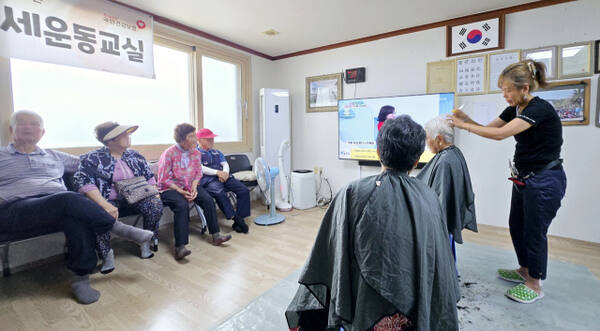 화현면 주민자치회 편선자 위원의 재능기부로 화현면 명덕리 어리신들에게 이미용봉사를 하고 있다. 포천시제공