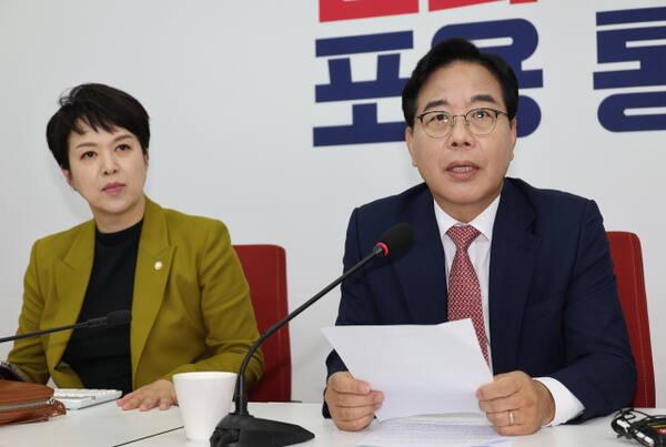 지난 22일 국민의힘 송언석 원내대표가 국회에서 대통령-여야 지도부 오찬 관련 기자간담회를 하고 있다. 연합뉴스