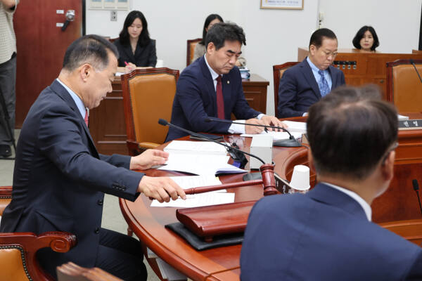 23일 국민의힘 소속 신성범 국회 정보위원장이 국회에서 열린 정보위 전체회의에서 이종석 국가정보원장 후보자 인사청문경과보고서 채택의 건 등 안건을 상정하고 있다. 연합뉴스