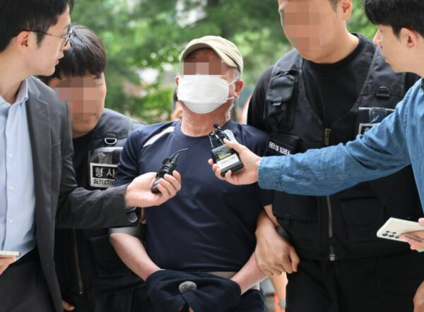 법원의 접근금지 명령이 끝난 지 7일 만에 아내를 찾아가 흉기로 살해한 혐의(살인)를 받는 60대 A씨가 지난 21일 오후 구속 전 피의자 심문(영장실질심사)이 열리는 인천지법에 들어가고 있다. 연합뉴스