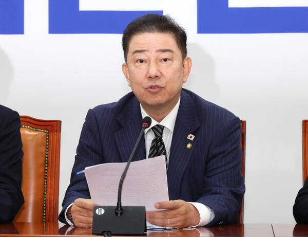 24일 더불어민주당 김병기 당 대표 직무대행 겸 원내대표가 국회에서 열린 원내대책회의에서 발언하고 있다. 연합뉴스