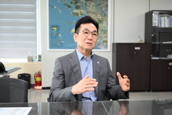 한진호 인천시 자치경찰위원장이 경기일보와 인터뷰하고 있다. 조병석기자