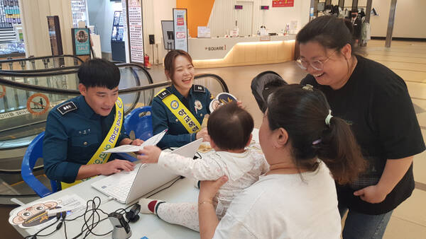인천시 자치경찰위원회가 아동 대상 지문 사전등록 행사를 하고 있다. 인천시 자치경찰위원회 제공