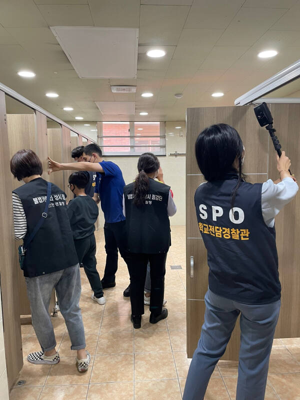 인천시 자치경찰위원회가 인천지역 한 학교 화장실에서 불법 카메라 설치 여부를 점검하고 있다. 인천시 자치경찰위원회 제공