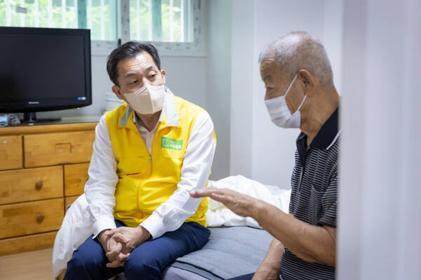 지난해 8월 이재준 수원시장이 수원새빛돌봄 지원 대상자 가구를 방문해 대화를 나누고 있다. 수원시 제공