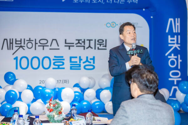 지난해 12월 새빛하우스 누적 지원 1천호 달성 기념행사에서 이재준 수원시장이 인사말을 하고 있다. 수원시 제공