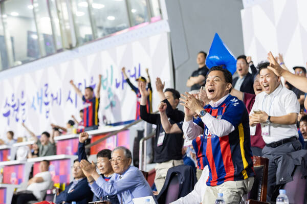 이재준 시장이 지난 14일 수원FC 경기를 관람하며 응원하고 있다. 수원시 제공