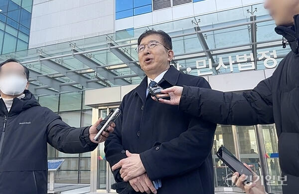 지난 2월 19일 오후 공직선거법위반 혐의로 벌금 300만원을 선고받은 더불어민주당 이상식 의원이 선고 후 취재진에게 입장을 말하고 있다. 경기일보 DB