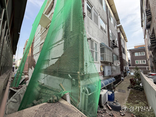 외벽 팽창으로 대피 조치가 내려졌던 수원특례시 장안구 송죽동 주택이 5월26일 새벽 사고 발생 6일 만에 외벽 일부가 무너져 내린 것으로 확인됐다. 경기일보DB