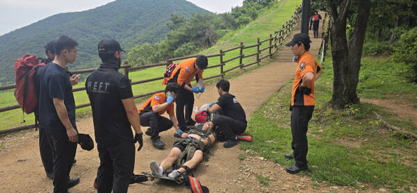 지난 24일 오후 12시39분께 인천 계양구 방축동 계양산을 오르던 한 등산객이 심정지로 쓰러져 응급처치를 받고 있다. 인천소방본부 제공