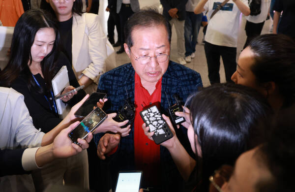 홍준표 전 대구시장이 지난 17일 인천국제공항 제1여객터미널을 통해 귀국한 뒤 취재진과 인터뷰하고 있다. 홍 전 시장은 지난 4월 국민의힘 대선 후보 경선에서 패배한 뒤 탈당하고 미국 하와이에 머물렀다.