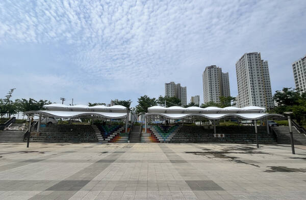 하남시 미사호수공원 계단광장에 추가로 설치된 ‘조형쉐이드’ 전경. 하남시 제공