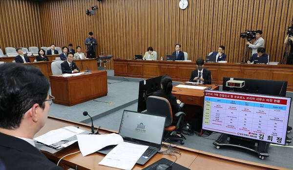 김민석 국무총리 후보자가 25일 서울 여의도 국회에서 열린 인사청문회에서 의원질의에 답변하고 있다. 연합뉴스
