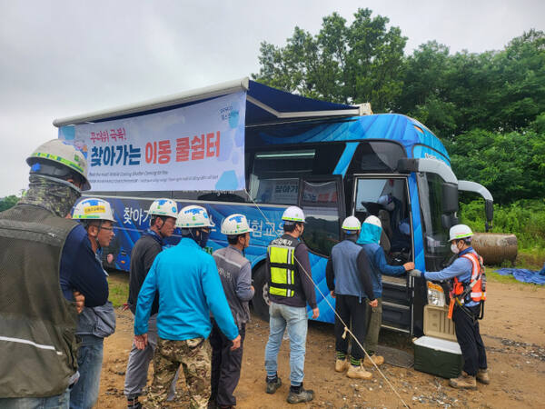 현장 근로자들이 포스코이앤씨가 마련한 ‘찾아가는 이동 쿨쉼터’로 들어가고 있다. 포스코이앤씨 제공