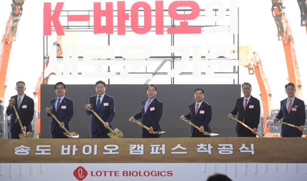 유정복 인천시장이 지난 2024년 7월3일 인천 연수구 송도동에서 열린 '롯데 바이오로직스 송도 바이오 캠퍼스 착공식'에서 신동빈 롯데그룹 회장, 이원직 롯데바이오로직스 대표이사 등 내빈들과 시삽을 하고 있다. 인천시 제공