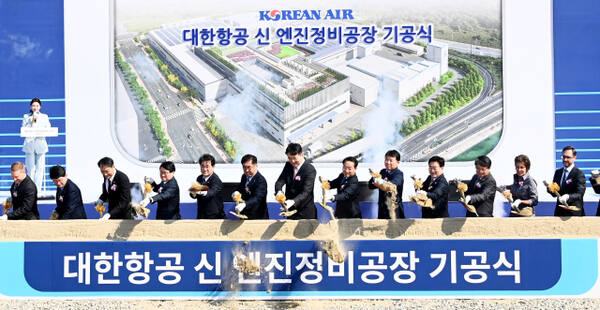 유정복 인천시장이 지난 2024년 3월14일 인천 중구 영종도 부지에서 열린 '대한항공 신 엔진정비공장 기공식'에서 조원태 한진그룹 회장과 시삽을 하고 있다. 인천시 제공