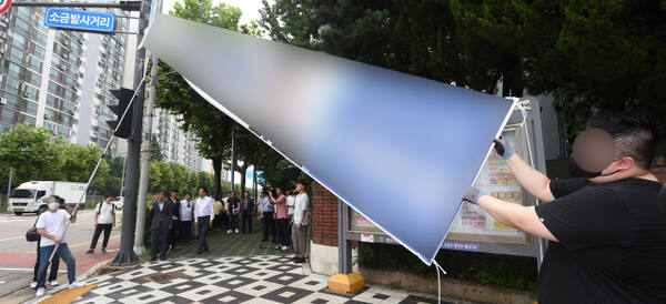 지난 2023년 7월12일 인천 연수구 소금밭사거리에서 이재호 연수구청장과 구 관계자들이 ‘인천시 옥외광고물 조례’를 위반한 정당 현수막을 강제 철거하고 있다. 인천시 제공