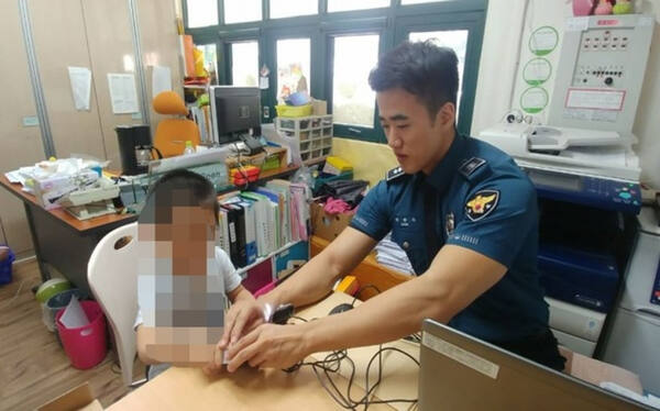 한 어린이가 경찰서를 방문해 지문등록을 하고 있다. 경기일보DB