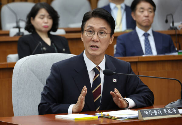 25일 김민석 국무총리 후보자가 서울 여의도 국회에서 열린 인사청문회에서 국민의힘 주진우 의원의 질의에 답하고 있다. 연합뉴스