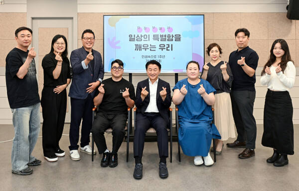김동근 의정부시장이 시청 중회의실에서 열린 ‘민생 속으로’ 1주년 간담회’에서 시민들과 기념촬영을 하고 있다. 의정부시 제공