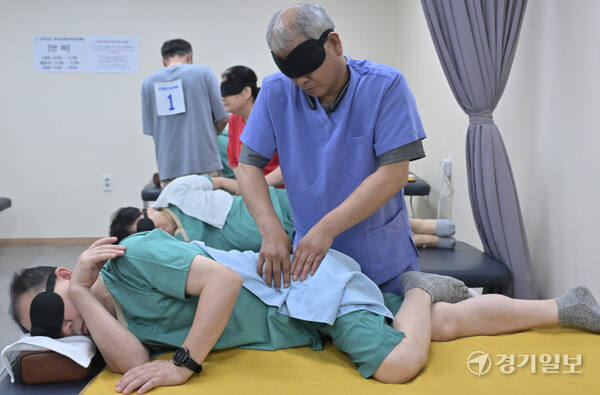2025년도 경기도장애인기능경기대회, 맹인 안마사들의 기량 대결 [포토뉴스]