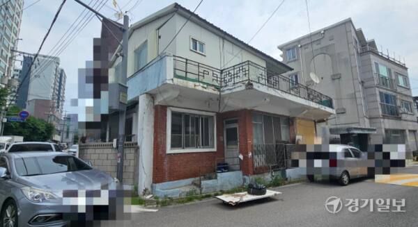 평택시가 도시지역 내 낡고 방치된 빈집을 대상으로 정비사업을 추진 중인 가운데 정비대상 선정기준과 예산투입 적절성을 놓고 형평성 논란이 제기되고 있다. 사진은 평택시 도시지역 빈집 정비사업에 선정돼 철거를 앞두고 있는 먹자골목 인근 방치된 빈집 광경. 윤동현기자