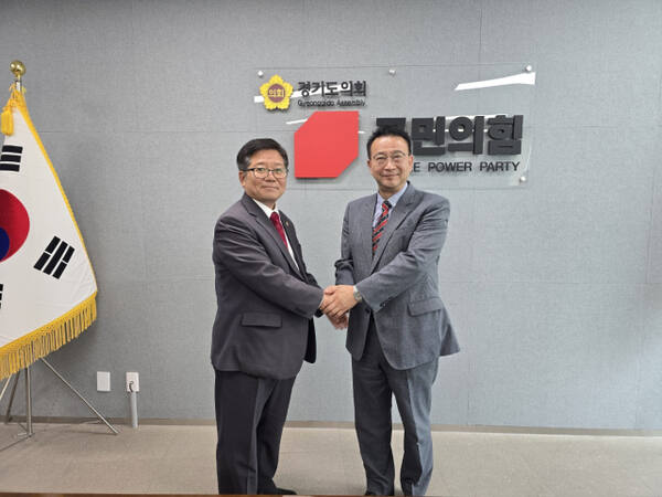 경기도의회 4기 대표 선거에 출마한 허원 건설교통위원장이 백현종 도시환경위원장으로의 단일화를 선언하며 악수를 나누고 있다. 김경희기자