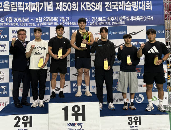 양정모 올림픽제패기념 제50회 KBS배 전국레슬링대회에서 남자 일반부 그레코로만형서 종합우승을 차지한 부천시청 선수단이 우승트로피를 들고 기념촬영을 하고 있다.부천시청 제공