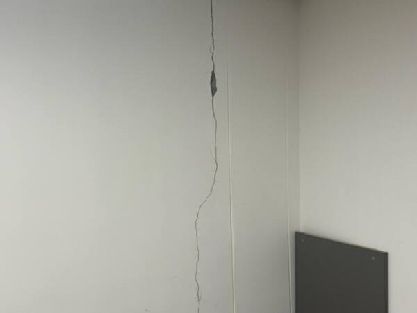 최근 인천 부평구 부평지역자활센터 지하 회의실 벽면에서 확인된 균열. 부평자활센터 제공