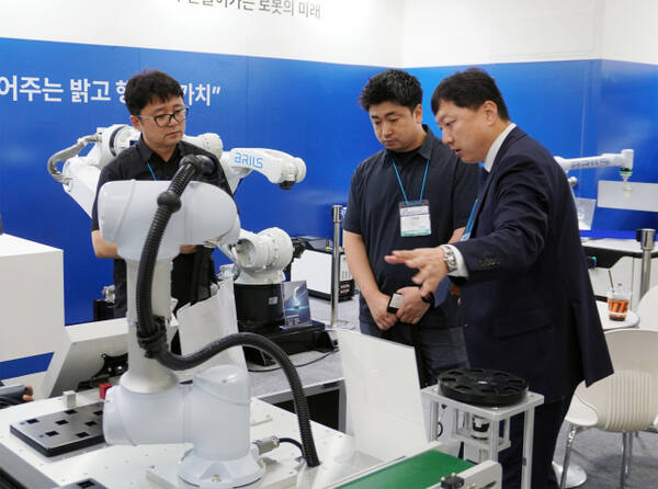 브릴스 관계자들이 2025 광주미래산업엑스포에 마련한 부스에서 로봇을 설명하고 있다. 브릴스 제공