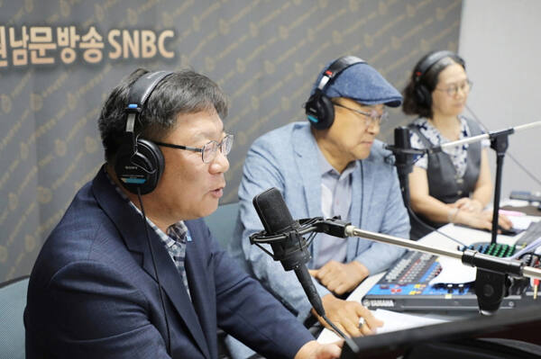 이상균 수원 팔달구청장이 취임 1주년을 맞아 남문시장 상인회 방송국 SNBC 생방송에 출연, 지역 경제와 시장 활성화 방안을 밝히고 있다. 수원시 제공