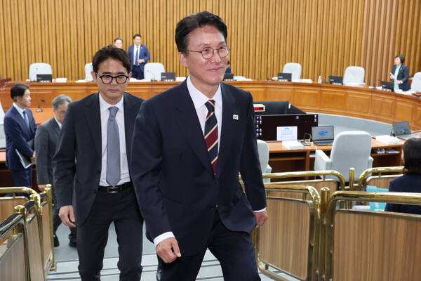김민석 국무총리 후보자가 지난 25일 서울 국회에서 열린 인사청문회가 자료 제출 등을 둘러싼 여야 대립으로 파행이 지속되자 후보자석을 잠시 떠나고 있다. 연합뉴스