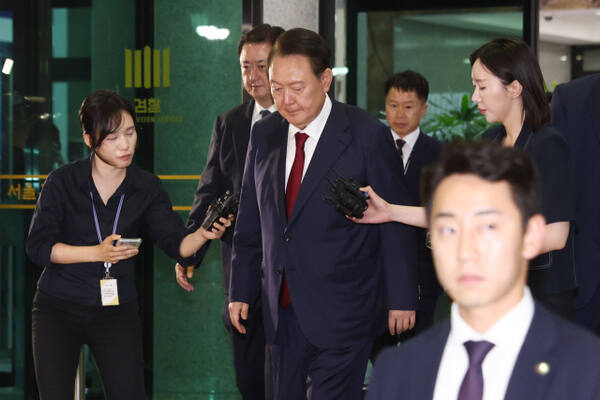 피의자 신분으로 내란 특검 조사를 받은 윤석열 전 대통령이 29일 서울 서초구 서울고검 청사를 나서고 있다. 연합뉴스