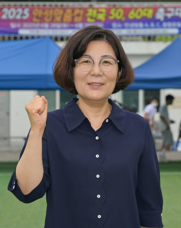 김보라 안성시장이 안성맞춤구장에서 열린 ‘2025 안성맞춤컵 전국 50·60대 축구대회’에서 기념촬영을 하고 있다. 윤원규기자