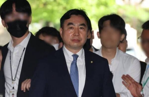 윤관석 전 국회의원(인천 남동구을)이 지난 2023년 구속 전 피의자 심문(영장심사)을 받기 위해 서울 서초구 중앙지법 출석하고 있다. 연합뉴스